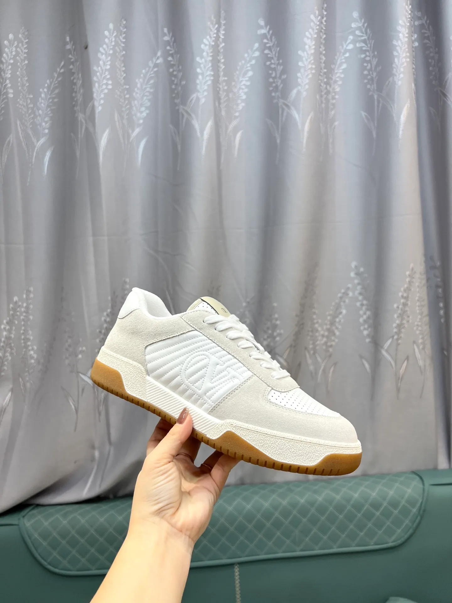 Men's shoes 💰720 VALENTINO Valentino 2025 popular casual sports shoes! 👍Fabric: Original custom punched + full-grain cowhide 👍Feet: cowhide + V-mark special injection insole (original 1:1) 👍Outsole: TPR+raw rubber combination wear-resistant outsole 👍Packaging: original beige full set of noble counter packaging 👍Code number: women's 35-41, men's 38-45 women's 40.41 men's 45.46 customized